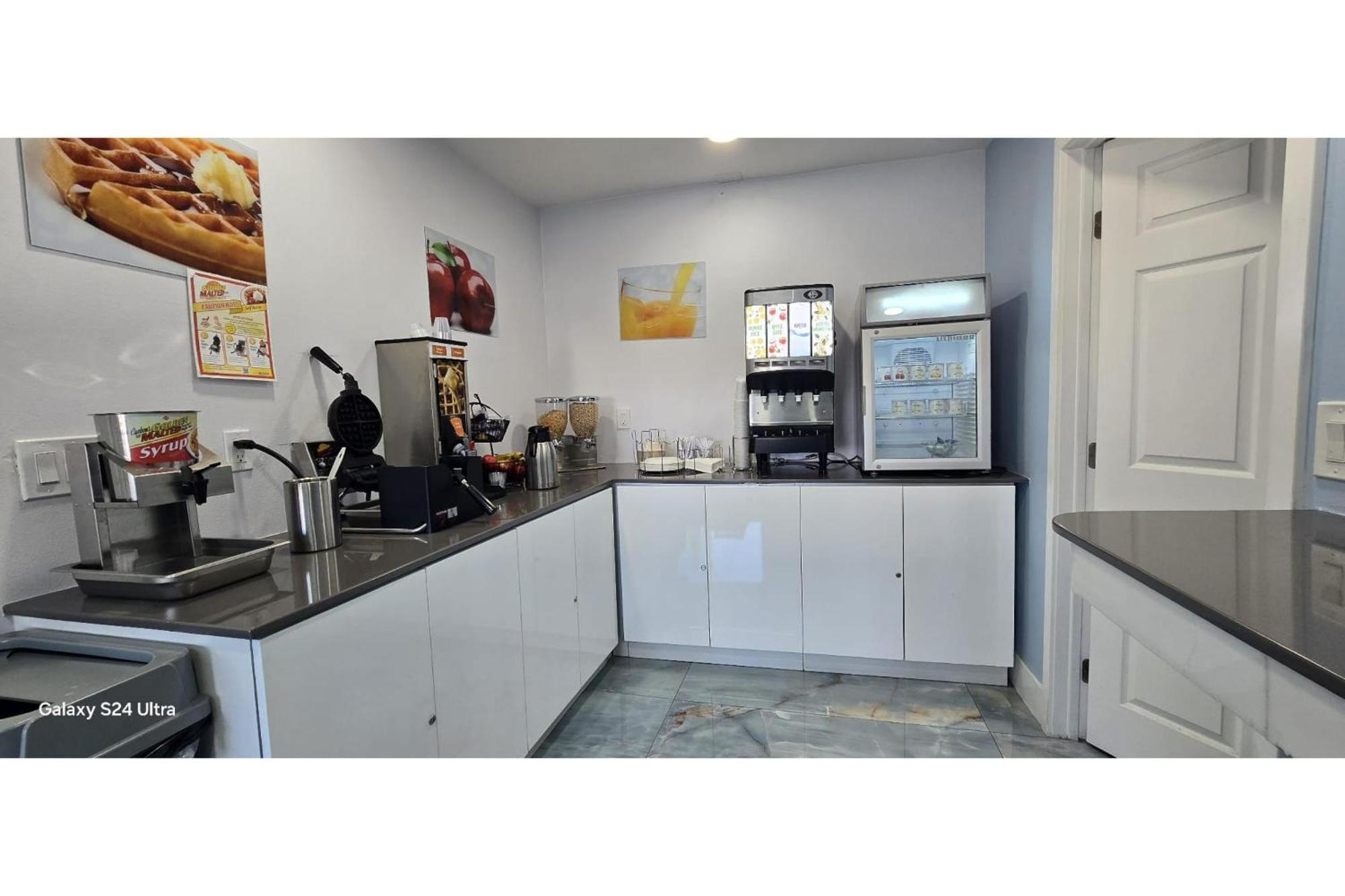 Hotel Avenida Victorville I 15 Екстериор снимка