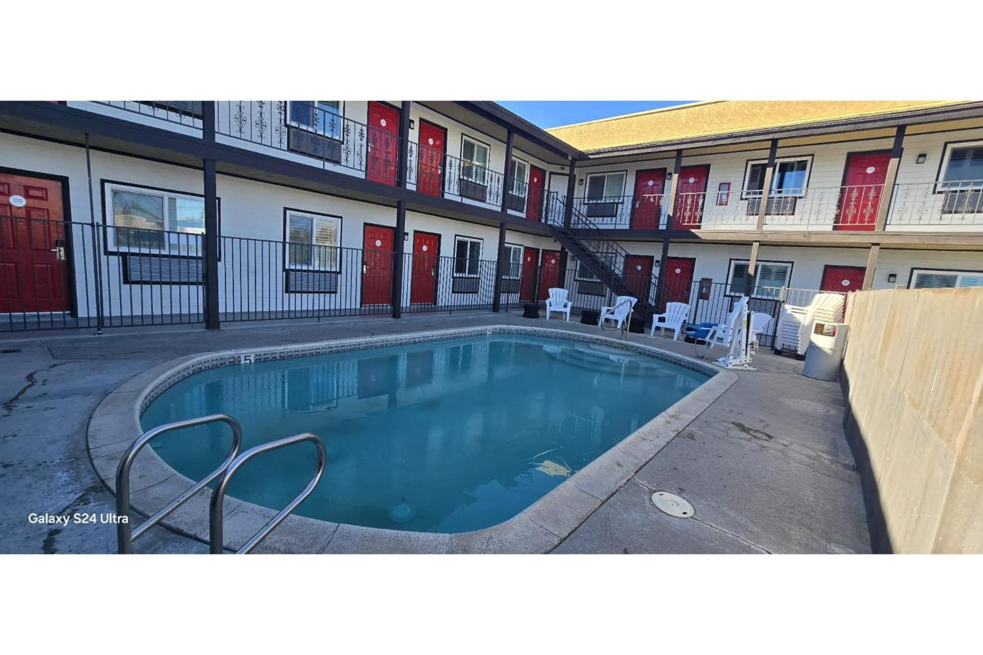 Hotel Avenida Victorville I 15 Екстериор снимка
